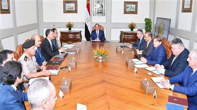 السيسي يعقد اجتماعاً مع وفد روسي بحضور رئيس الوزراء وعدد من كبار المسئولين