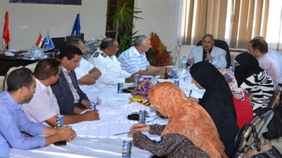 محافظ السويس يجتمع برؤساء الاحياء لمناقش تطوير المواقف الاقليمية