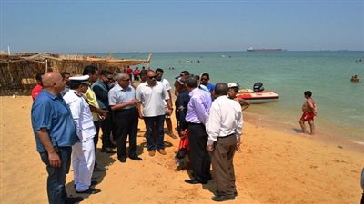 محافظ السويس يؤكد علي توفير الامن والغطاسين داخل شواطئ المحافظة  