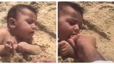 شاهد| أب يدفن ابنه في الصحراء.. ويطعمه التراب