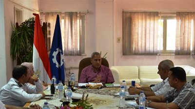  محافظ السويس يعقد اجتماعا لمناقشة خطة نقل المواقف العشوائية