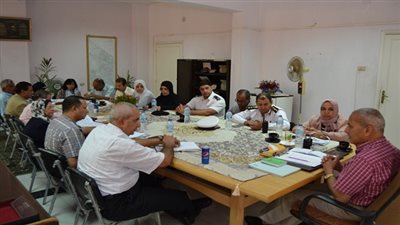 محافظ يؤكد على تكثيف التواجد المروري وإغلاق اي فتحات عشوائية على طريق السخنة