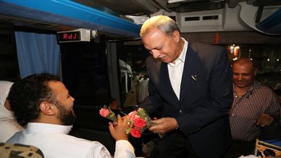 محافظ قنا يودع حجاج بعثة الجمعيات الاهلية