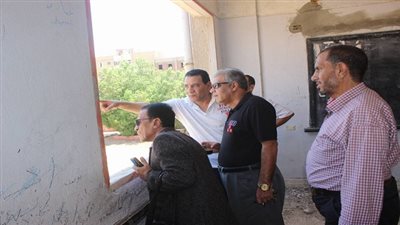 وكيل تعليم السويس يتفقد اعمال تطوير احدى المدارس.. ويوجه الشكرلشركة موانيء دبي لدعمها لمدارس المحافظة