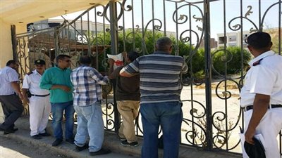اغلاق 9 محلات وكافتيريات بالسويس لعدم التزامهم بسداد حق الدولة
