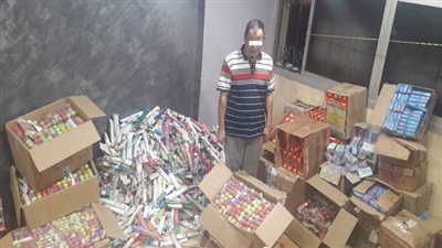 ضبط مالك محل مواد غذائية بشبرا الخيمة وبحوزته 69788 صاروخ ألعاب نارية و1000 كيس بمب