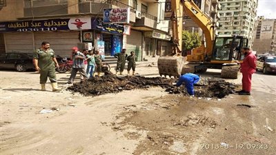 بالصور.. ازمة مرورية بسبب كسر بخط طرد الصرف الصحي بأحدى شوارع  المنصورة 