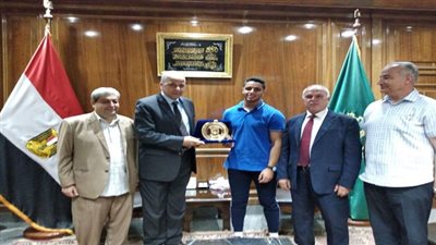 محافظ القليوبية يكرم اللاعب اسماعيل هلال