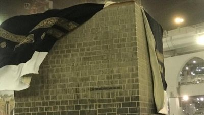 كشفته الرياح.. سر الكعبة الذي أخفاه الثوب الأسود