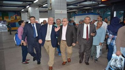رئيس مترو الأنفاق والعضو المنتدب يتفقدان محطات الخط الثالث 