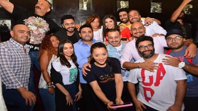 بالصور.. تامر حسني يحتفل بـ 