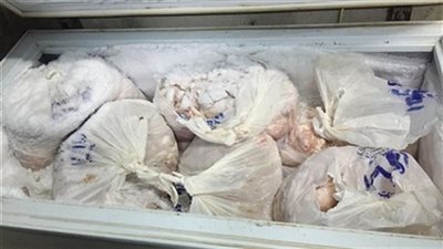 تموين الأقصر يضبط نصف طن فراخ منتهية الصلاحية