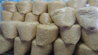 ضبط 1.5 طن مقرمشات فاسدة داخل مصنع في أبو النمرس