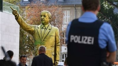 ألمانيا تزيل تمثالا ذهبيا لأردوغان بسبب اشتباكات بين أنصاره ومعارضيه