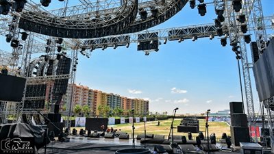 بالصور.. التجهيزات النهائية لحفل 