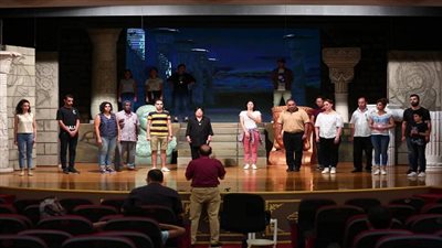 بالصور.. محمد صبحي يستعد لأفتتاح مسرحية 