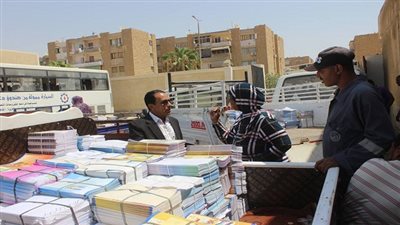 وكيل تعليم السويس يتابع عمليات تسليم الكتب المدرسية للمدارس