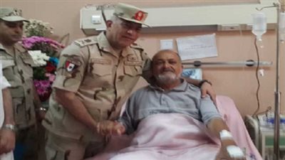 قائد الجيش الثالث يزور الفدائى محمود عواد بالمستشفى العسكرى