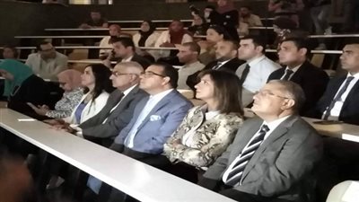 بالصور.. نبيلة مكرم في زيارة مركز الكلي بجامعة المنصورة