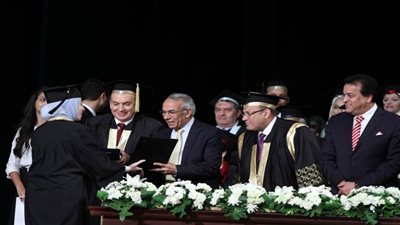 بالصور.. وزير التعليم العالى ومحافظا شمال وجنوب سيناء وحسن راتب باحتفالية جامعة سيناء بخريجى العام الحالى 