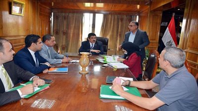 عبد الحليم يجتمع لمناقشة ودراسة ملفات منظومة النظافة وسيارات الأجرة بالمحافظة