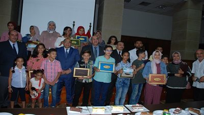 مساعد وزير النقل يكرم ابناء العاملين بهيئة موانىء البحر الاحمر 