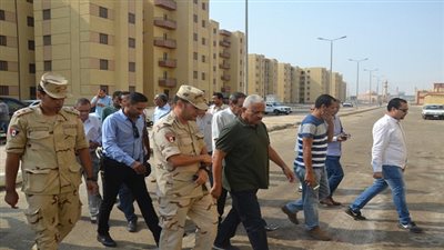 بالصور.. محافظ السويس يتفقد مدينة الشيخ خليفة بن زايد