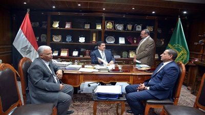 محافظ القليوبية يستعرض خطة تطوير مدينة الخصوص وممشى كورنيش النيل بمدينة بنها 