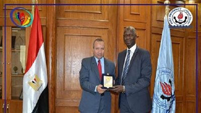 رئيس جامعة السويس يستقبل وفد الاتحاد الافريقى لبحث مشروعات الاستزراع السمكي