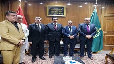 محافظ القليوبية يناقش خطة لتطوير وتوسعة للطرق بالتنسيق مع شركات البترول 