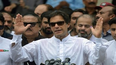 عمران خان للملك سلمان: باكستان تقف مع السعودية 