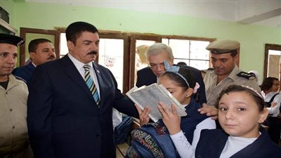 محافظ القليوبية يحضر طابور الصباح ويتفقد سير العملية التعليمية في أول يوم دراسي