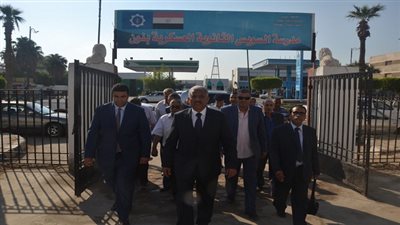 بالصور.. محافظ السويس يتفقد سير العملية التعليمية فى اول ايام الدراسة