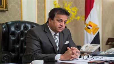 وزير التعليم العالى والبحث العلمى يستعرض تقريرا حول العثور على 