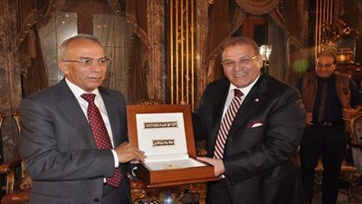 بالصور.. حسن راتب يُهدى قلادة جامعة سيناء للواء اركان حرب السيد عبد الفتاح حرحور محافظ شمال سيناء الاسبق
