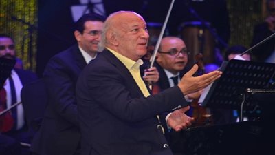 بالصور.. عمر خيرت يتألق في حفل تخريج جامعة المستقبل لكليات طب الأسنان والإقتصاد والعلوم السياسية