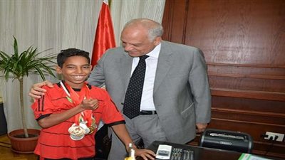محافظ الجيزة يحقق رغبة طالب فى مقابلته