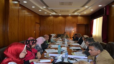 الدراسات العليا بجامعة السويس يعقد اجتماعا لمناقشة عدد من الموضوعات