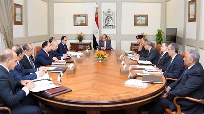 الرئيس السيسي يجتمع مع رئيس الوزراء ومحافظ البنك المركزى وعدد من الوزراء 