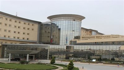 خبير إنجليزى فى جراحات الرقبة والغدد الدرقية بالمستشفى الجوى العام