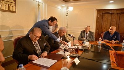 بالصور.. محافظ مطروح يوقع بروتوكول تعاون مع د.حسن راتب رئيس مجلس امناء جامعة سيناء