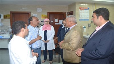 بالصور.. محافظ السويس يتفقد المستفى العام ويشدد علي توفير أدوية للمرضي
