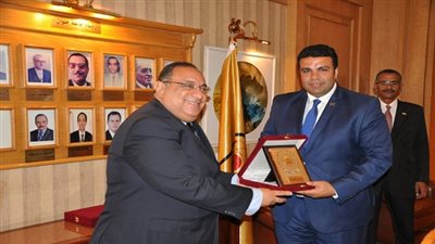 جامعة حلوان تكرم الدكتورعبد الله رمضان لتوليه منصب نائب محافظ السويس