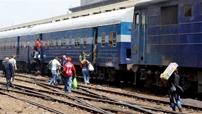 قطار قمح يخرج عن القضبان في إمبابة