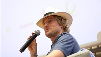 أوين ويلسون: بعشق عمرو دياب وحاولت أترجم أغانيه