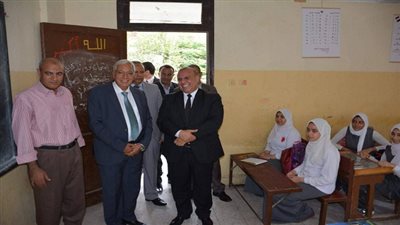 بالصور.. محافظ الدقهلية يتابع سير العملية التعليمية بمدارس مركز المنصورة