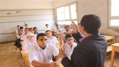 وكيل تعليم السويس يتفقد السلام الثانوية ويلتقى بطلاب المدرسة