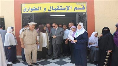 بالصور محافظ الفيوم يزور مستشفى أبشواى للاطمئنان على حالة طالبات مدرسة العجميين