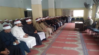 وكيل أوقاف السويس يشدد على ائمة المحافظة بالالتزام بالزى الازهرى