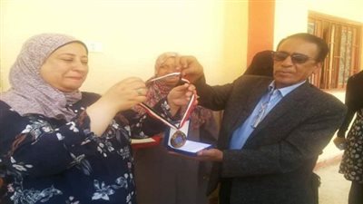 وكيل تعليم السويس يكرم خالد وضحى كأفضل مديرومديرة لمدرسة فنية وثانوية